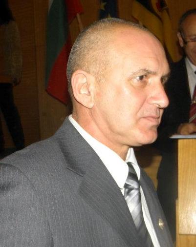 сн.gradski.org Иво Иванов закупи специални скачащи обувки, за да могат и младежите с увреждани