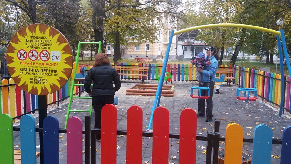 Откриха две нови детски площадки в Перник 10_1477544539