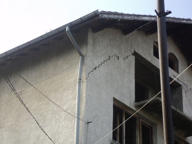 Разцепена от земетресението къща в Кладница
