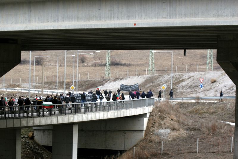 Протестиращите в Перник блокираха кръговото на АМ Люлин за един час 02_1361721407 Протестиращите в Перник блокираха кръговото на АМ Люлин за един час 02_13617214