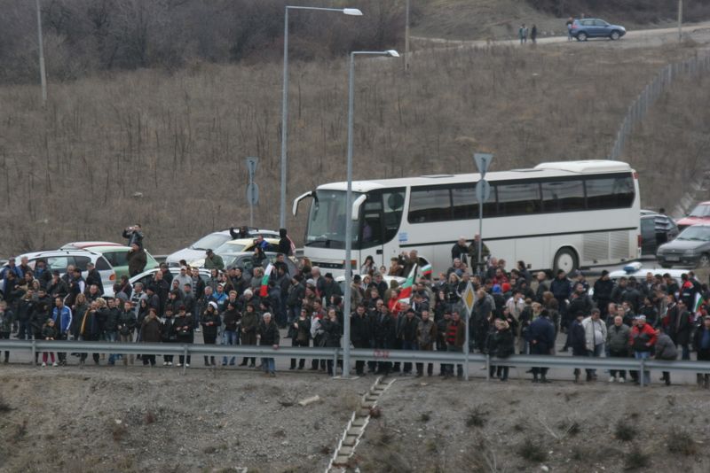Протестиращите в Перник блокираха кръговото на АМ Люлин за един час 02_1361721407 Протестиращите в Перник блокираха кръговото на АМ Люлин за един час 02_13617214